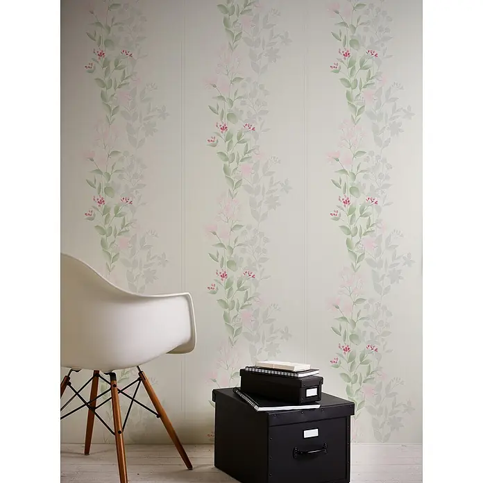 Profhome Vliestapete Vliestapete Floral in grün - graurosa, Floral, 10.050 x 530 mm - Tapete mit vertikalem Muster aus grünen Ranken und rosa Blüten auf hellem Hintergrund in einem Raum.