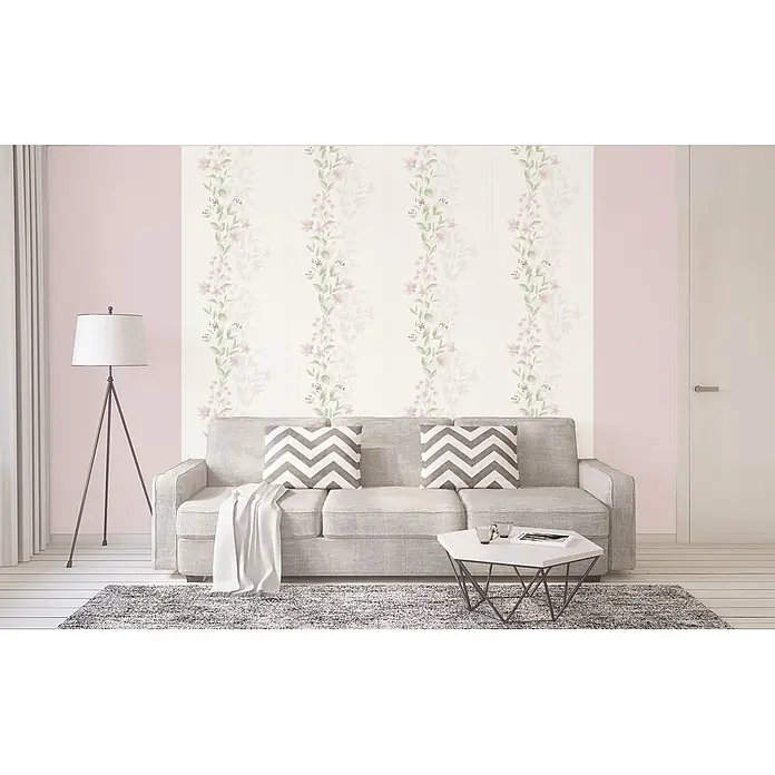 Profhome Vliestapete Vliestapete Floral in grün - graurosa, Floral, 10.050 x 530 mm - Cremefarbene Tapete mit vertikalen rosa Blumenranken und grünen Blättern an einer Wohnzimmerwand.