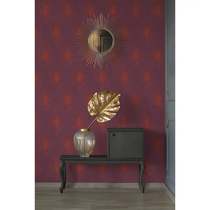 Profhome Vliestapete Vliestapete Federn in rot - gold, 10.050 x 530 mm - Goldener Sonnenstrahlenspiegel über einem dunklen Konsolentisch mit Goldblatt, vor lila Pfauenfeder-Tapete.
