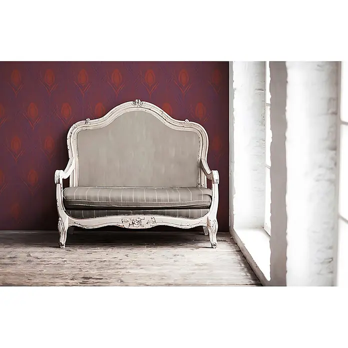 Profhome Vliestapete Vliestapete Federn in rot - gold, 10.050 x 530 mm - Antiker weißer Couch mit Patina und hellgrauer Polsterung in einer Raumumgebung.