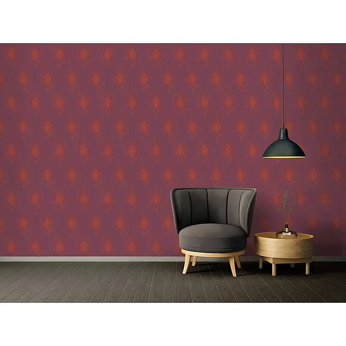 Profhome Vliestapete Vliestapete Federn in rot - gold, 10.050 x 530 mm - Violett-rote Tapete mit dezentem Pfauenfeder-Muster an einer Wand.