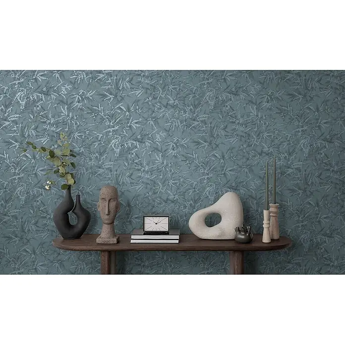 Profhome Vliestapete Heißgeprägte Vliestapete Ton-In-Ton, Floral, Textiloptik in blau - blau-grauplatin, 10.050 x 530 mm - Blaugrüne Tapete mit subtilem, strukturiertem Bambusblattmuster an einer Wand.