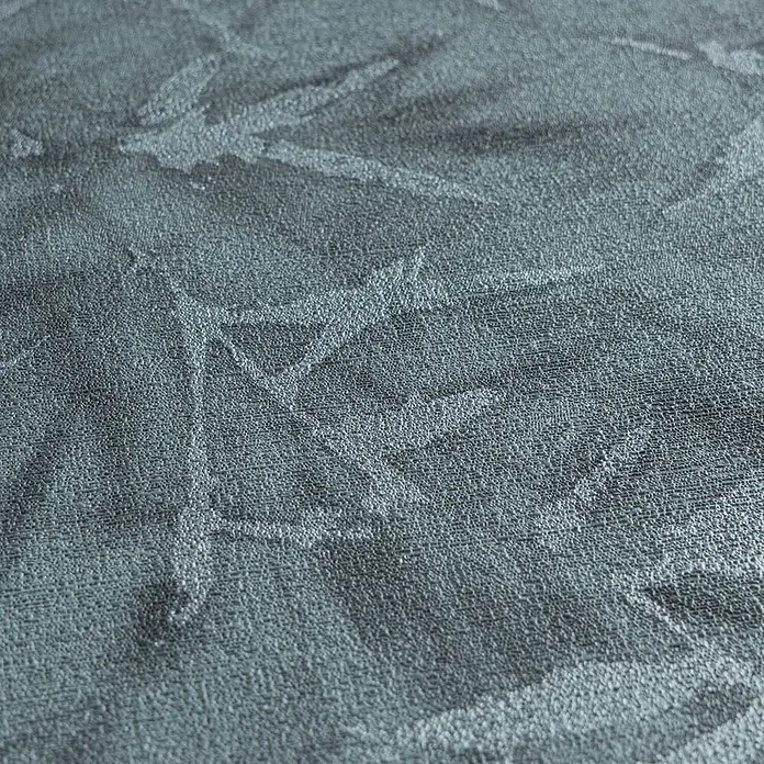 Profhome Vliestapete Heißgeprägte Vliestapete Ton-In-Ton, Floral, Textiloptik in blau - blau-grauplatin, 10.050 x 530 mm - Nahaufnahme von dunkeltürkisem Strukturstoff mit dezentem, geprägtem Blattmuster.