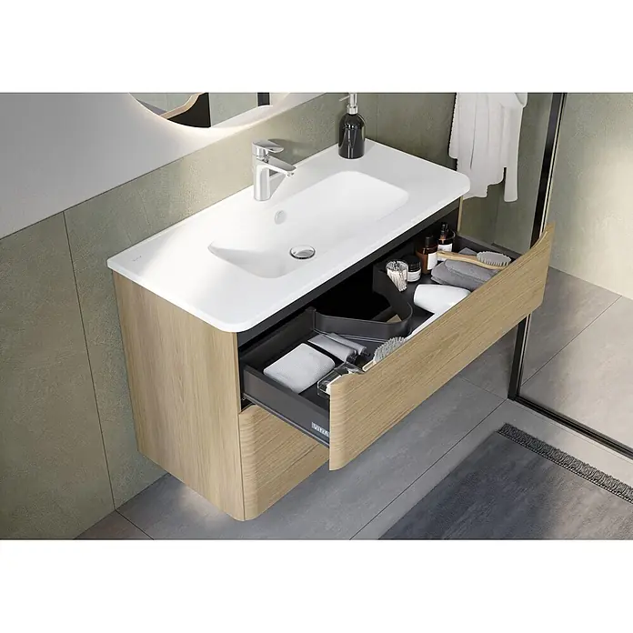 VitrA Integra Round Badmöbel-Set - Gesamtbreite Badmöbel: 100 cm, Eiche Gold - Hellbrauner Badezimmerschrank mit weißem integriertem Waschbecken; geöffnete Schubladen zeigen organisierte Badartikel.