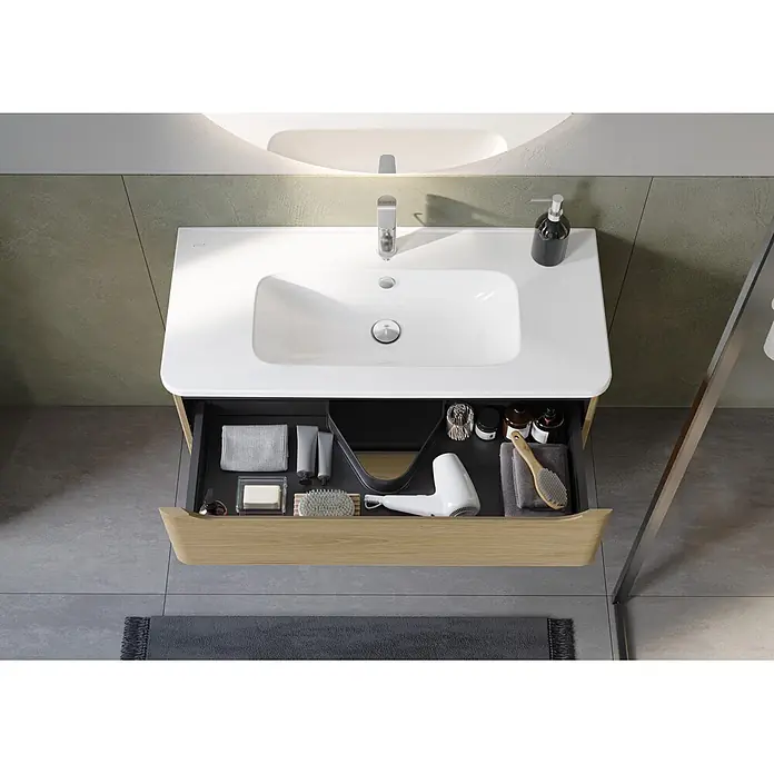 VitrA Integra Round Badmöbel-Set - Gesamtbreite Badmöbel: 100 cm, Eiche Gold - Moderner Badezimmerschrank mit weißem Waschbecken und offener heller Holzschublade, ordentlich mit Pflegeprodukten und Föhn.