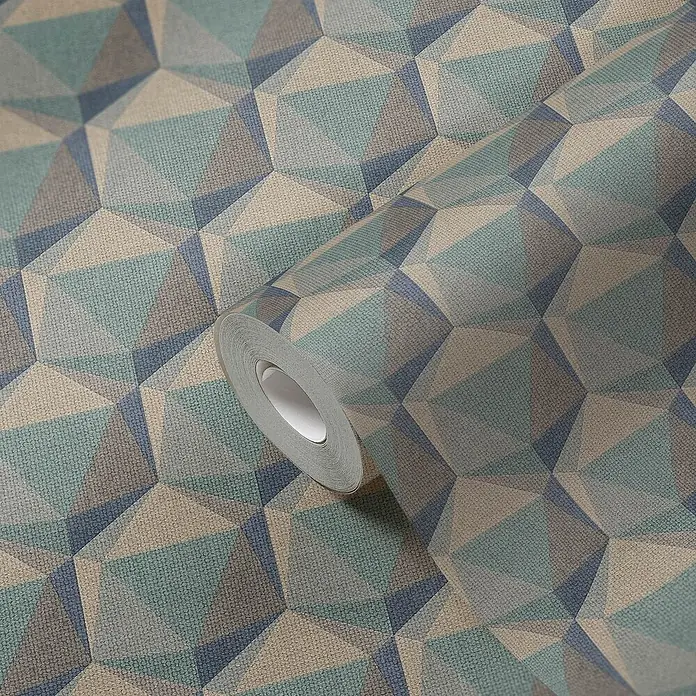 Profhome Vliestapete Heißgeprägte Vliestapete Retro in türkis - beigeblaugrau, 10.050 x 530 mm - Texturierte Tapetenrolle mit blauem, türkisfarbenem und beigem geometrischem Facettenmuster, teilweise abgerollt.
