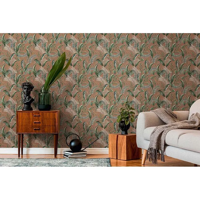 Profhome Vliestapete Vliestapete Blumen, Landhaus, Floral, Romantisch, Palmen, Natur in orange - beigegrünrot, 10.050 x 530 mm - Tropische Blatt-Tapete mit grünem Laub auf warmem Braun, verziert eine stilvolle Wohnzimmerwand.