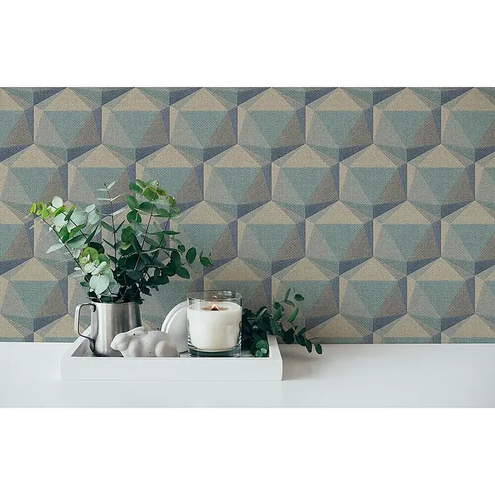 Profhome Vliestapete Heißgeprägte Vliestapete Retro in türkis - beigeblaugrau, 10.050 x 530 mm - Blau-türkis-beigefarbene geometrische Tapete mit Pflanzen und Kerze auf einem Tablett.