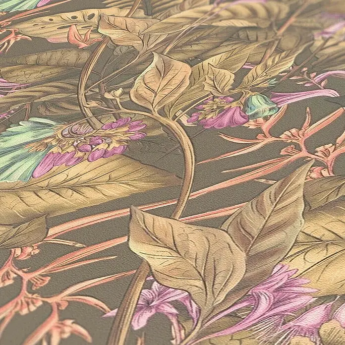 Profhome Vliestapete Vliestapete Blumen, Floral, Dschungel, Natur, Exotisch in braun - beigelila, 10.050 x 530 mm - Texturierte Tapete mit detailliertem botanischem Muster aus erdigen Blättern, lila Blüten und orangefarbenen Ranken.