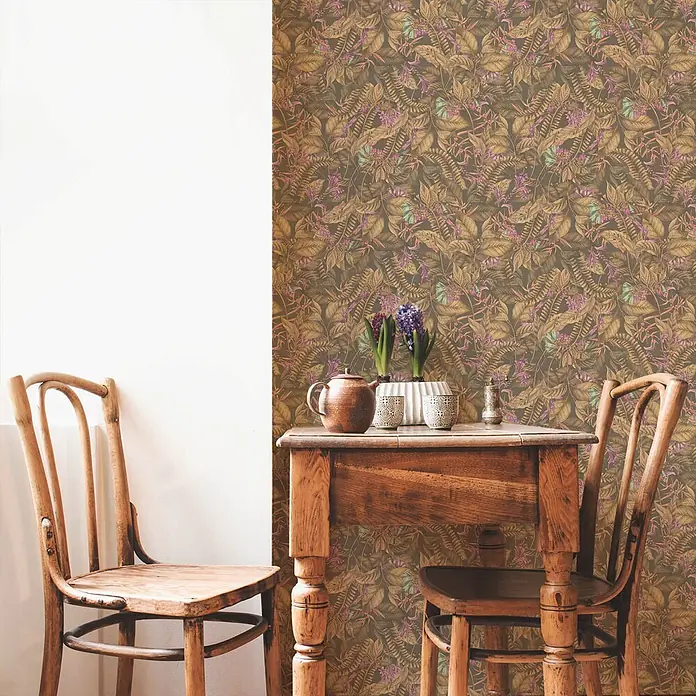 Profhome Vliestapete Vliestapete Blumen, Floral, Dschungel, Natur, Exotisch in braun - beigelila, 10.050 x 530 mm - Botanische Tapete mit braunen Blättern und rosa/violetten Blüten, die eine Wand bedeckt und einen natürlichen Hintergrund bildet.