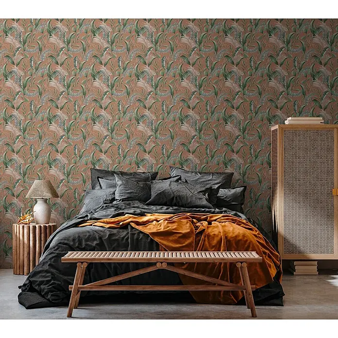 Profhome Vliestapete Vliestapete Blumen, Landhaus, Floral, Romantisch, Palmen, Natur in orange - beigegrünrot, 10.050 x 530 mm - Tapete mit tropischem Blättermuster in Grün und Creme auf rostfarbenem Hintergrund, bedeckt eine Schlafzimmerwand.
