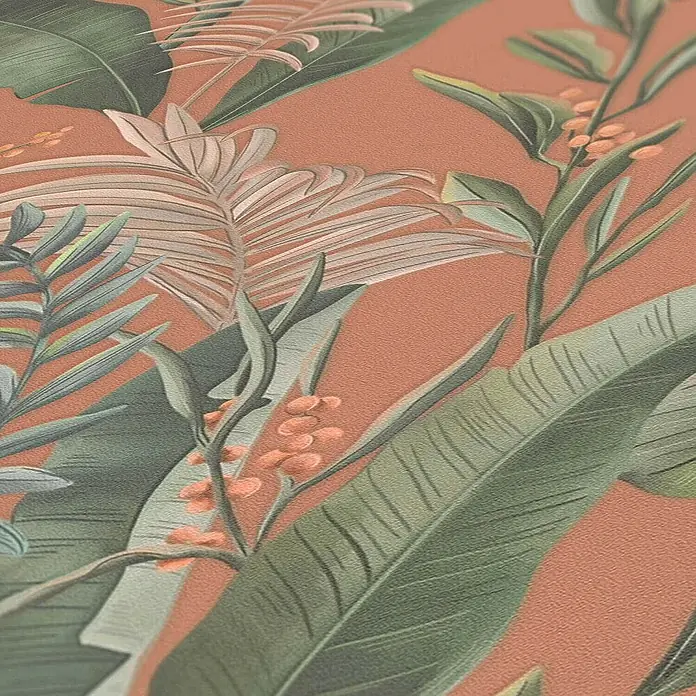 Profhome Vliestapete Vliestapete Blumen, Landhaus, Floral, Romantisch, Palmen, Natur in orange - beigegrünrot, 10.050 x 530 mm - Strukturierte Tapete mit tropischem Blättermuster. Grüne und helle Blätter mit orangefarbenen Beeren auf rötlich-orangem Hintergrund.