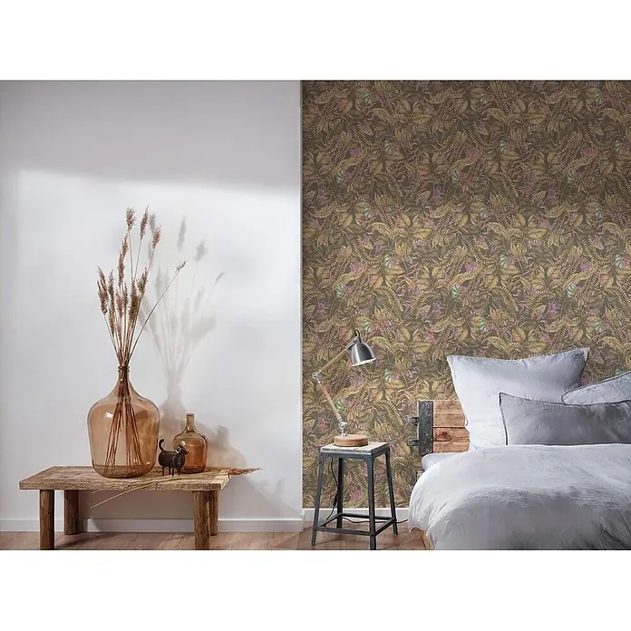 Profhome Vliestapete Vliestapete Blumen, Floral, Dschungel, Natur, Exotisch in braun - beigelila, 10.050 x 530 mm - Dunkle botanische Tapete mit goldenen und violetten Blättern, verschönert eine Schlafzimmerwand hinter einem Bett.