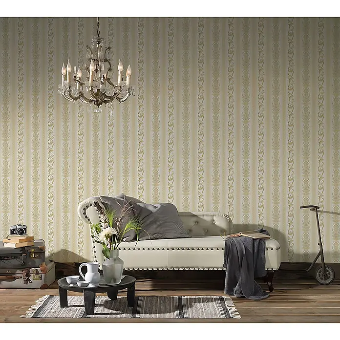 Profhome Vliestapete Vliestapete Streifen in gold - creme-weiß, Streifen, 10.050 x 530 mm - Cremefarbene und goldene gestreifte Tapete mit verschnörkelten Mustern schmückt die Wände eines gemütlichen Wohnzimmers.