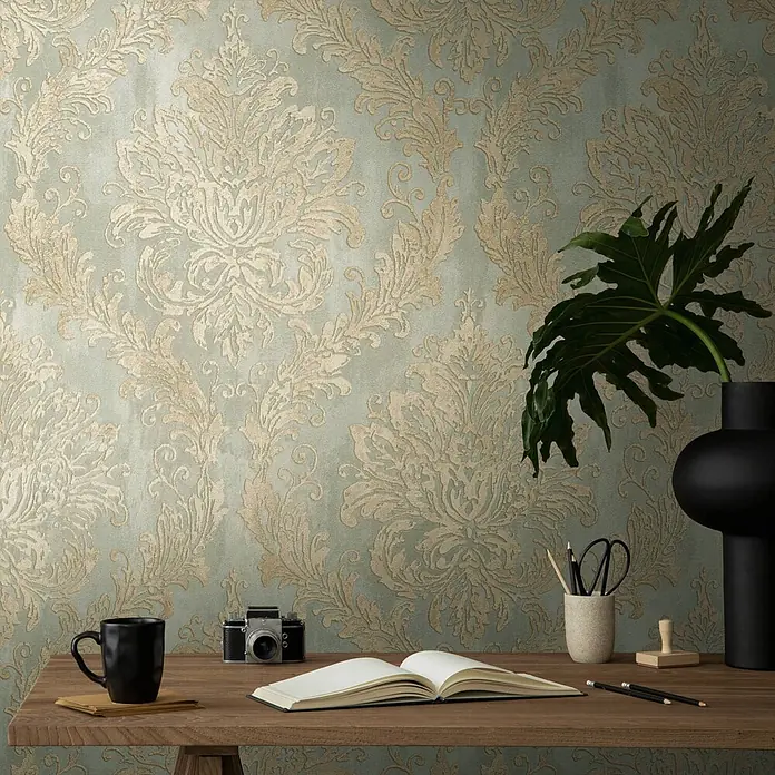 Profhome Vliestapete Heißgeprägte Vliestapete Textiloptik, Ornament, Barock grau - goldgrün-beige, 10.050 x 530 mm - Elegante hellblaue Tapete mit aufwendigem Gold-Damastmuster an einer Wand.