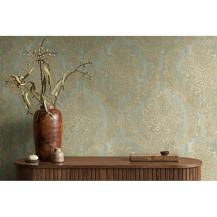 Profhome Vliestapete Heißgeprägte Vliestapete Textiloptik, Ornament, Barock grau - goldgrün-beige, 10.050 x 530 mm - Elegante Damast-Tapete in Hellblau-Grün mit goldenen Akzenten, an einer Wand hinter einem Holzkonsolentisch.