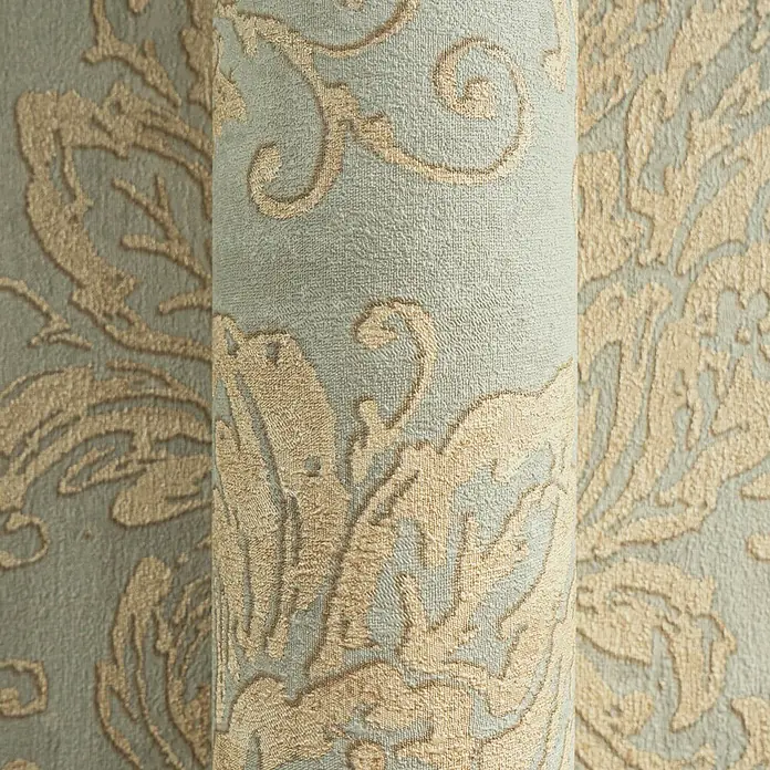 Profhome Vliestapete Heißgeprägte Vliestapete Textiloptik, Ornament, Barock grau - goldgrün-beige, 10.050 x 530 mm - Texturierter Stoff mit goldenem Zier­muster auf hellblau-grünem Hintergrund, teil­weise gerollt.