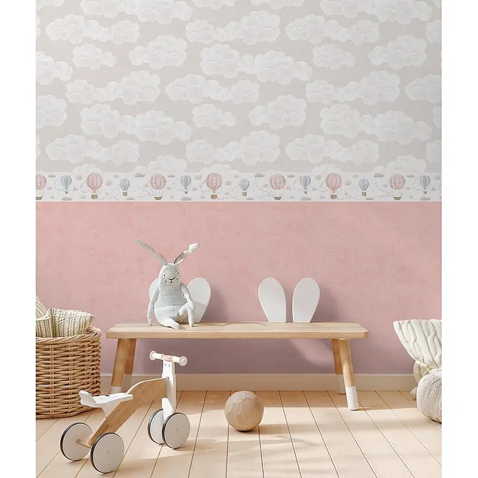 Profhome Vliestapete Vliestapete Kindertapete, Used Look, Textiloptik, Uni in rosa - lachs-rot, 10.050 x 530 mm - Ein Laufrad aus Holz mit weißen Rädern und Sitz auf hellem Holzboden im Kinderzimmer.