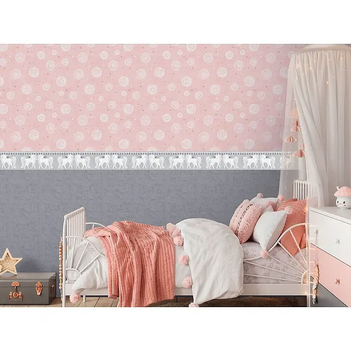 Profhome Vliestapete Vliestapete Grafisch, Kindertapete in rosa - alt-rosa, 10.050 x 530 mm - Kinderzimmer mit rosa und grauen Wänden, weißer Einhorn-Bordüre und gemütlichem weißem Bett mit rosa Bettwäsche.