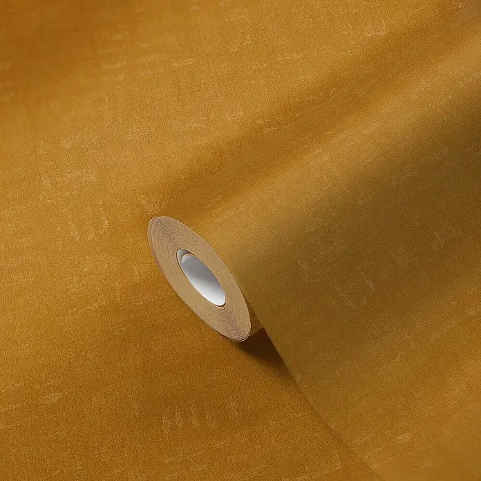 Profhome Vliestapete Heißgeprägte Vliestapete Textiloptik in gelb - ocker-gelb, 10.050 x 530 mm - Senfgelbe, texturierte Tapetenrolle, ausgerollt, um ihre Leinenoptik zu zeigen.