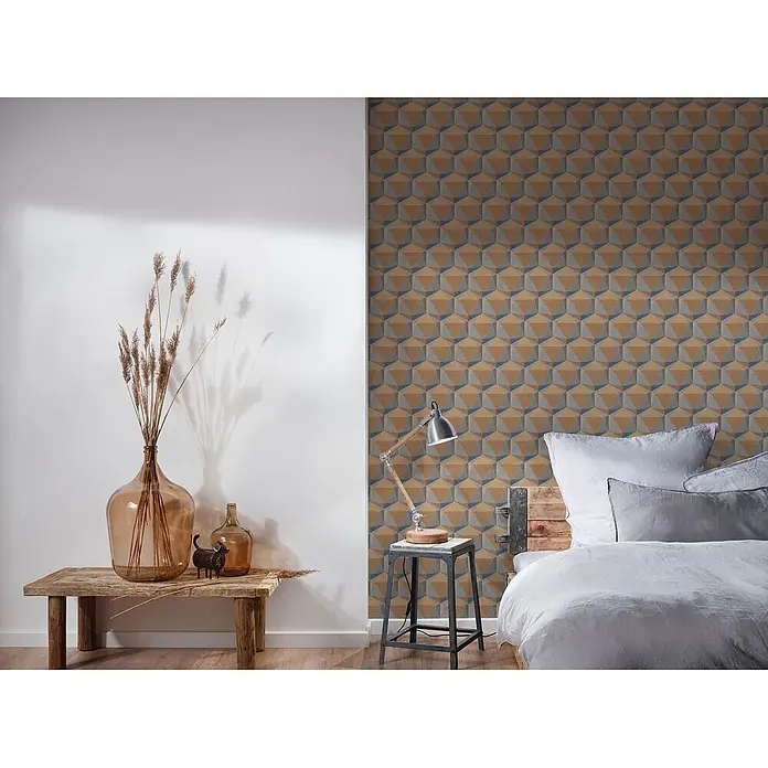 Profhome Vliestapete Heißgeprägte Vliestapete Retro in orange - blaugrau, 10.050 x 530 mm - Geometrische 3D-Würfel-Tapete in Braun-Gold- und Grau-Blau-Tönen an einer Schlafzimmer-Akzentwand.