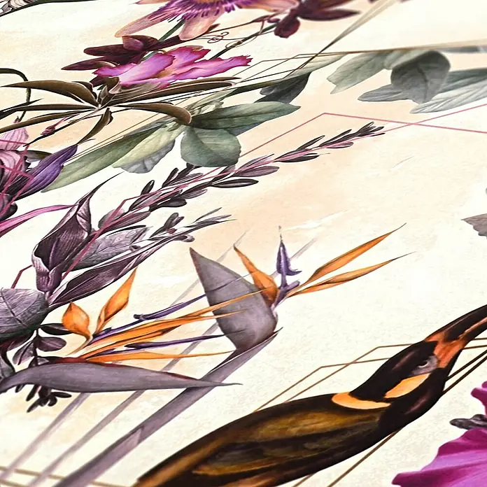 Profhome Vliestapete Glatte Vliestapete ohne Struktur Blumen, Kolibri, Floral in creme - beigegrünrosa, 10.050 x 530 mm - Lebhafter botanischer Druck mit lila und orangefarbenen tropischen Blumen, grünem Laub und geometrischen Linien.