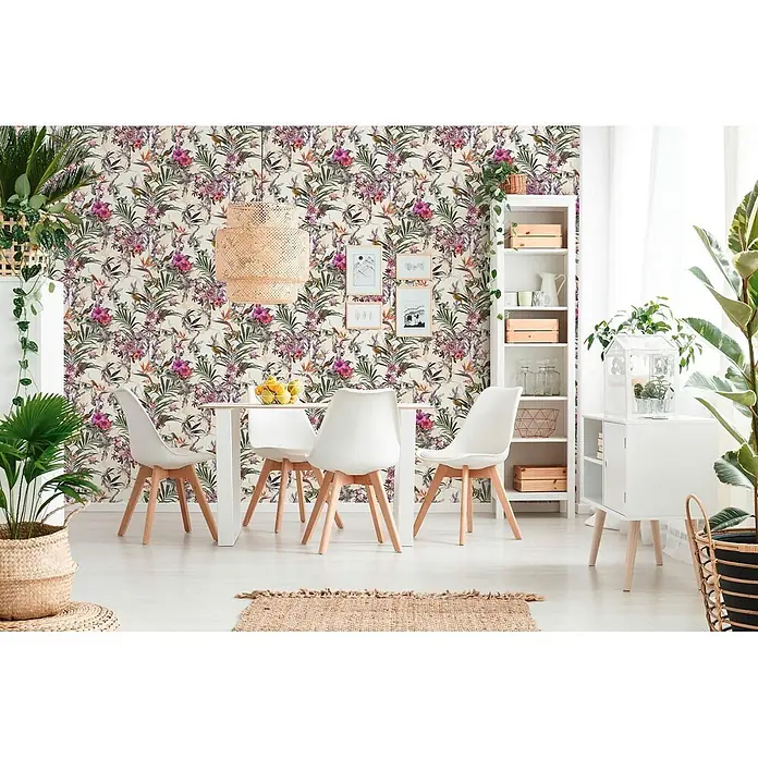 Profhome Vliestapete Glatte Vliestapete ohne Struktur Blumen, Kolibri, Floral in creme - beigegrünrosa, 10.050 x 530 mm - Tropische Blumentapete mit bunten Blüten und Blättern an einer Esszimmerwand.