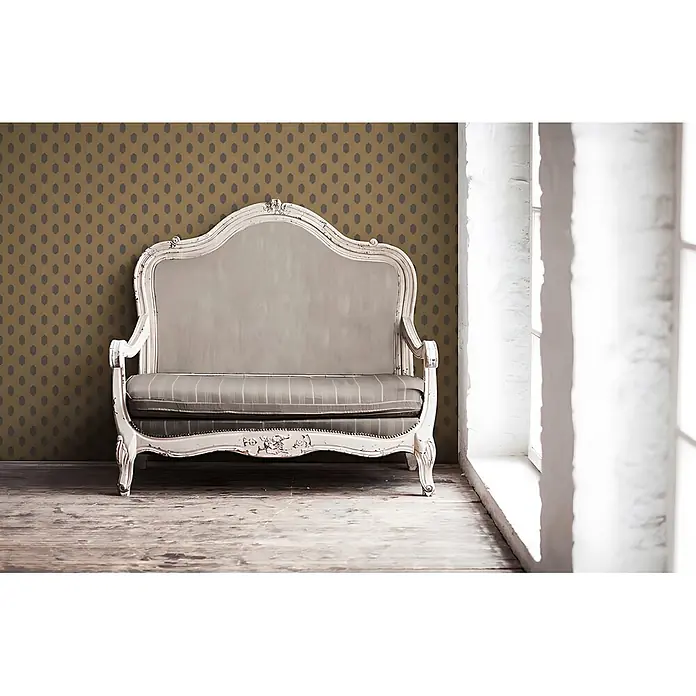 Profhome Vliestapete Vliestapete Design in braun - goldschwarz, 10.050 x 530 mm - Antikes weißes Holzsofa mit hellgrauem gestreiftem Bezug vor gemusterter Tapete.
