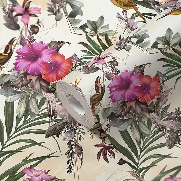Profhome Vliestapete Glatte Vliestapete ohne Struktur Blumen, Kolibri, Floral in creme - beigegrünrosa, 10.050 x 530 mm - Tropische Blumen- und Vogel-Tapete, teilweise abgerollt, mit leuchtenden Hibiskusblüten und exotischen Vögeln.