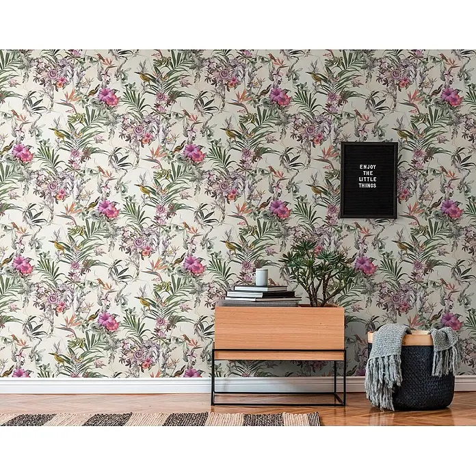 Profhome Vliestapete Glatte Vliestapete ohne Struktur Blumen, Kolibri, Floral in creme - beigegrünrosa, 10.050 x 530 mm - Tropische Blumentapete mit rosa und violetten Blüten, grünen Blättern und Vögeln, als dekorative Wandverkleidung in einem Raum.
