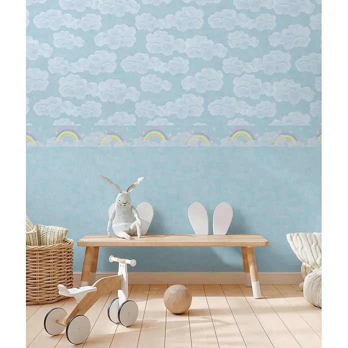 Profhome Vliestapete Vliestapete Kindertapete, Used Look, Textiloptik, Uni in blau - blau-grünhell-blau, 10.050 x 530 mm - Hellblaue Tapete mit weißen Wolken und einer horizontalen Regenbogenbordüre, im Kinderzimmer.