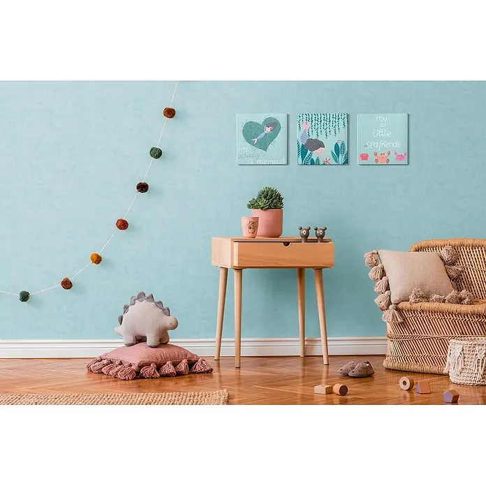 Profhome Vliestapete Vliestapete Kindertapete, Used Look, Textiloptik, Uni in blau - blau-grünhell-blau, 10.050 x 530 mm - Heller Nachttisch aus Holz mit Schublade und konischen Beinen, in einem Kinderzimmer dekoriert.
