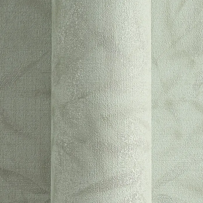 Profhome Vliestapete Heißgeprägte Vliestapete Ton-In-Ton, Floral, Textiloptik in grün - minz-grünsilber, 10.050 x 530 mm - Rolle aus hellgrüner, strukturierter Tapete, die sowohl die gerollte als auch die flache Oberfläche zeigt.