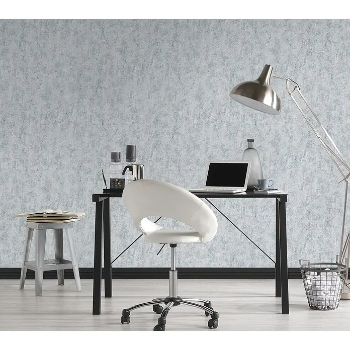 Profhome Vliestapete Vliestapete Steinoptik grau - Steinoptik, 10.050 x 530 mm - Weißer Drehstuhl mit Chromgestell an einem schwarzen Schreibtisch in einem modernen Heimbüro.