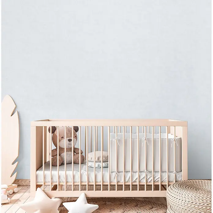 Profhome Vliestapete Vliestapete Kindertapete, Used Look, Textiloptik, Uni grau - hell-grün, 10.050 x 530 mm - Helles Holzbettchen mit Teddybär und weißer Bettwäsche.