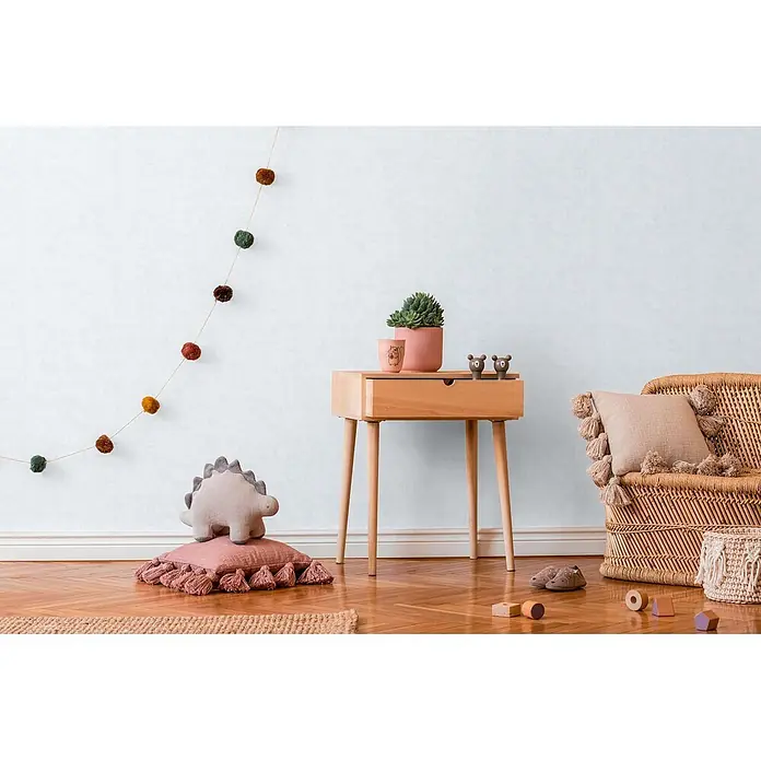 Profhome Vliestapete Vliestapete Kindertapete, Used Look, Textiloptik, Uni grau - hell-grün, 10.050 x 530 mm - Dezente weiße strukturierte Tapete an der Wand eines gemütlichen Kinderzimmers, passend zu Naturholzmöbeln.