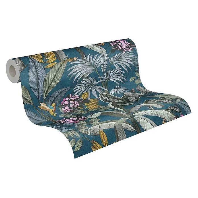 Profhome Vliestapete Glatte Vliestapete ohne Struktur Dschungel in blau - gelbgraugrün, 10.050 x 530 mm - Rolle petrolblaue Tapete mit lebhaftem tropischem Muster aus grünen Blättern, rosa Blüten und bunten Vögeln.