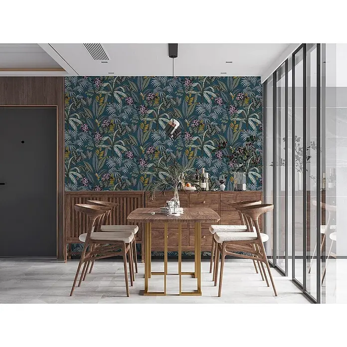 Profhome Vliestapete Glatte Vliestapete ohne Struktur Dschungel in blau - gelbgraugrün, 10.050 x 530 mm - Dunkelblau-grüne tropische Blättertapete mit rosa Blüten als Akzentwand im Esszimmer über einem Holzbuffet.
