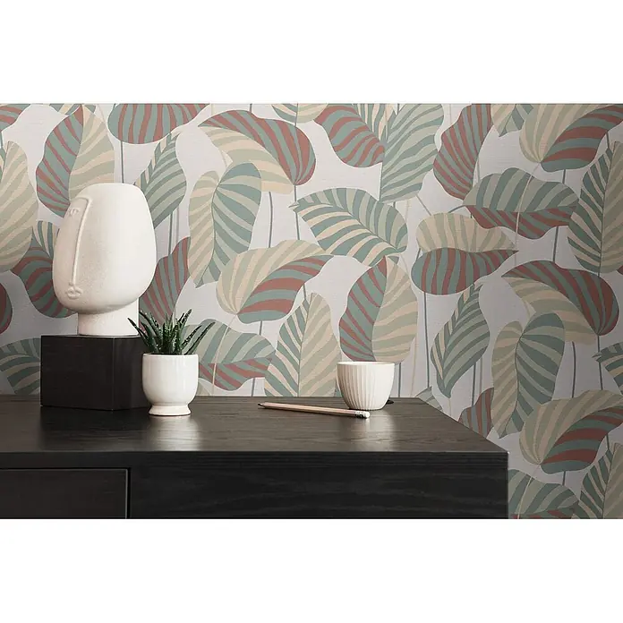 Profhome Vliestapete Heißgeprägte Vliestapete Landhaus, Floral, Grafisch beige - creme-weißpatina-grünperl-gold, 10.050 x 530 mm - Gemusterte Tapete mit großen stilisierten Blättern in gedämpften Grün-, Terrakotta- und Beigetönen.