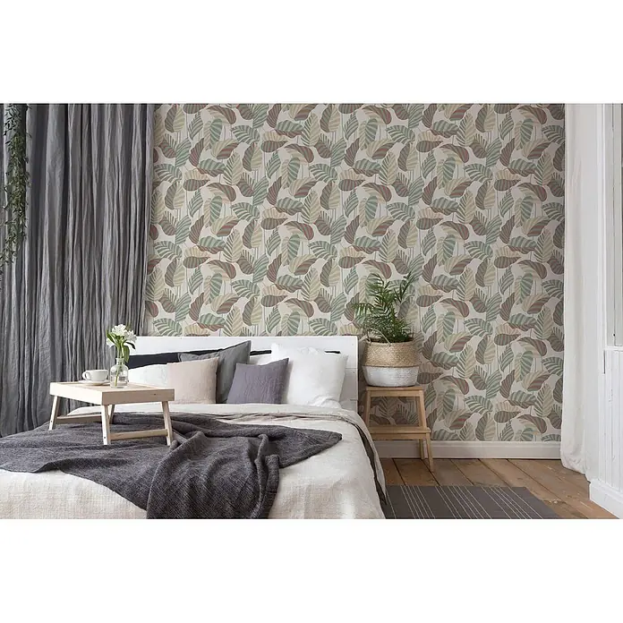 Profhome Vliestapete Heißgeprägte Vliestapete Landhaus, Floral, Grafisch beige - creme-weißpatina-grünperl-gold, 10.050 x 530 mm - Botanische Tapete mit grünen, beigen und rotbraunen Blättern auf hellem Grund, schmückt eine Schlafzimmerwand.