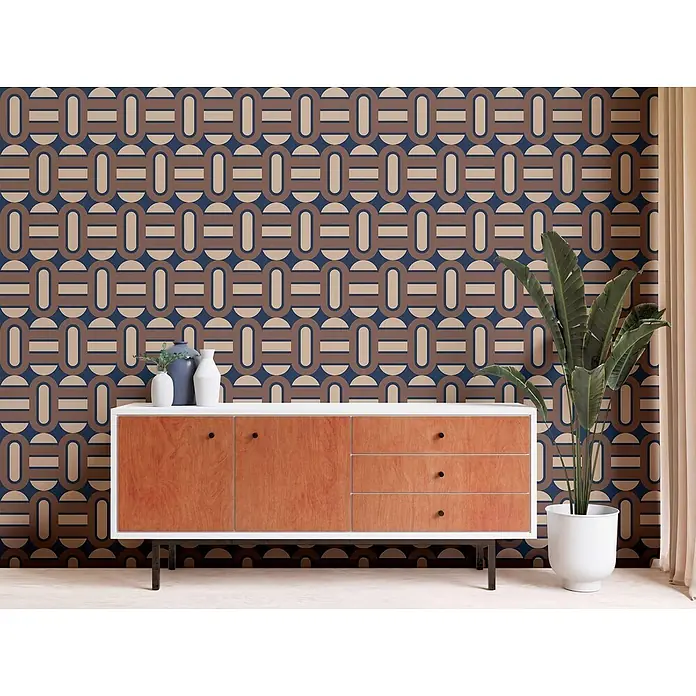 Profhome Vliestapete Heißgeprägte Vliestapete Grafisch, Retro, Geometrisch, Ornament in blau - blass-braunbraun-beige, 8.500 x 530 mm - Mid-Century-Modern-Tapete mit braunem, beigem und blauem geometrischem Kettenmuster an einer Wand über einem Holzschrank.