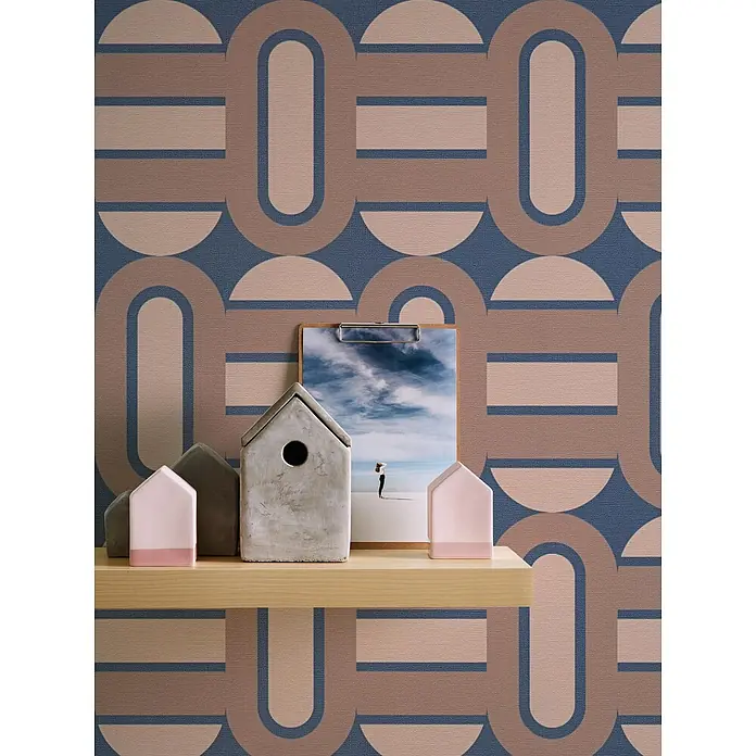 Profhome Vliestapete Heißgeprägte Vliestapete Grafisch, Retro, Geometrisch, Ornament in blau - blass-braunbraun-beige, 8.500 x 530 mm - Strukturierte Tapete mit retro geometrischem Muster aus blauen, braunen und hellrosa Formen und Linien, mit Deko auf einem Regal.