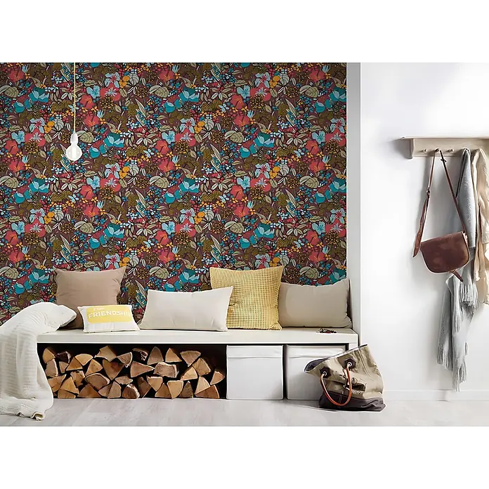 Profhome Vliestapete Vliestapete Dschungel in rot - beigegelb, 10.050 x 530 mm - Lebhafte Blumentapete an einer Wand im Eingangsbereich. Zeigt ein dichtes Muster aus roten, blauen, gelben und grünen Blumen auf dunklem Hintergrund.