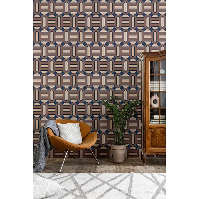 Profhome Vliestapete Heißgeprägte Vliestapete Grafisch, Retro, Geometrisch, Ornament in blau - blass-braunbraun-beige, 8.500 x 530 mm - Geometrische Tapete mit sich wiederholendem braunen, marineblauen und beigen ovalen und Streifenmuster an einer Wand.