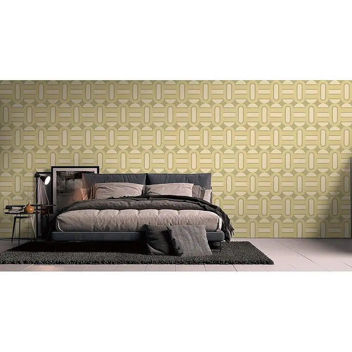 Profhome Vliestapete Heißgeprägte Vliestapete Grafisch, Retro, Geometrisch, Ornament in grün - creme-weißoliv-grün, 8.500 x 530 mm - Geometrische Tapete in Grün- und Gelbtönen schmückt eine Schlafzimmerwand hinter einem Bett.