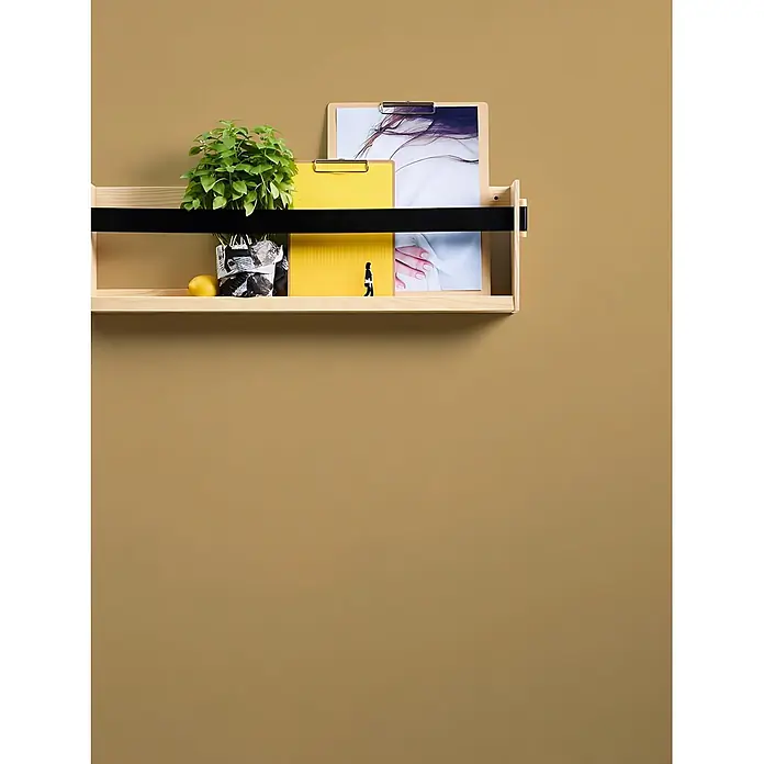 Profhome Vliestapete Vliestapete Uni in gelb - Uni, 10.050 x 530 mm - Ein helles Holzregal mit schwarzem Band hält eine Pflanze, Klemmbretter und Bilder an einer hellbraunen Wand.