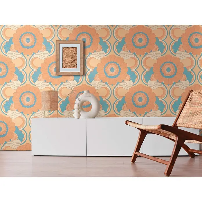 Profhome Vliestapete Heißgeprägte Vliestapete Blumen, Grafisch, Retro, Ornament beige - lachs-orangepastell-gelb, 8.500 x 530 mm - Lebendige Retro-Blumentapete in Orange, Blau und Creme, die eine Zimmerwand schmückt.