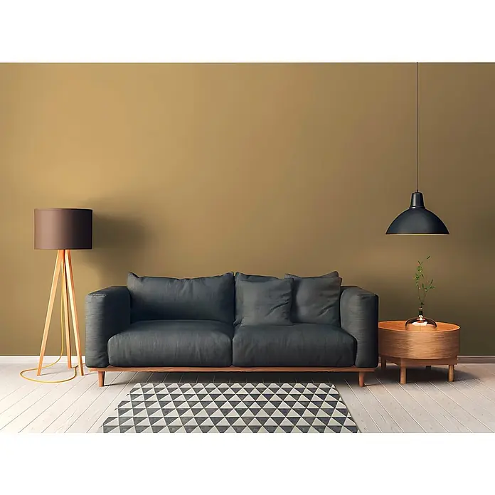 Profhome Vliestapete Vliestapete Uni in gelb - Uni, 10.050 x 530 mm - Gemütliches Wohnzimmer mit dunkelgrauem Sofa, Stehlampe aus Holz und rundem Beistelltisch.