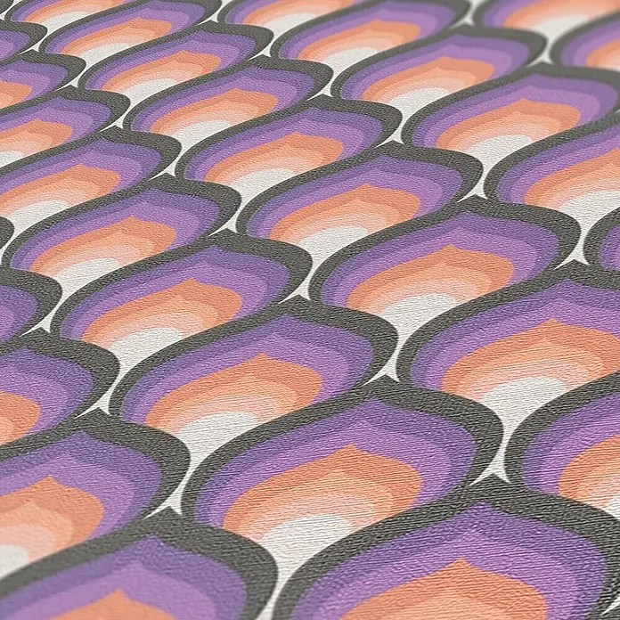 Profhome Vliestapete Heißgeprägte Vliestapete Grafisch, Retro, Ornament in lila - creme-weißfliederorange-gelb, 8.500 x 530 mm - Strukturiertes Muster mit wiederkehrenden Retro-Formen in Lila, Orange und Weiß, grau umrandet.