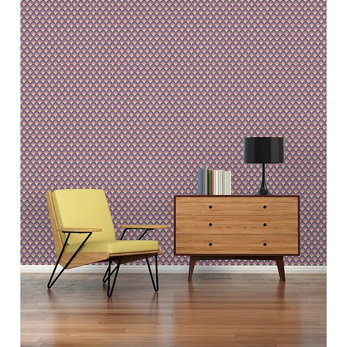 Profhome Vliestapete Heißgeprägte Vliestapete Grafisch, Retro, Ornament in lila - creme-weißfliederorange-gelb, 8.500 x 530 mm - Tapete mit sich wiederholendem Muschelmuster in Violett, Rosa und Orange an einer Wand.